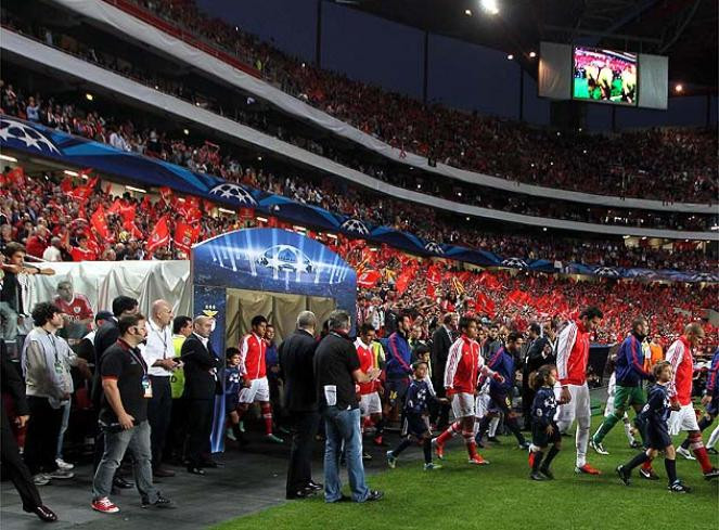 Trước đó, hai đội ra sân với khí thế chiến thắng. Trước đó, hai đội ra sân với khí thế chiến thắng.