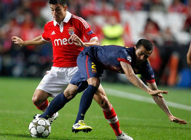 Benfica chủ động ép Barca. Benfica chủ động ép Barca.