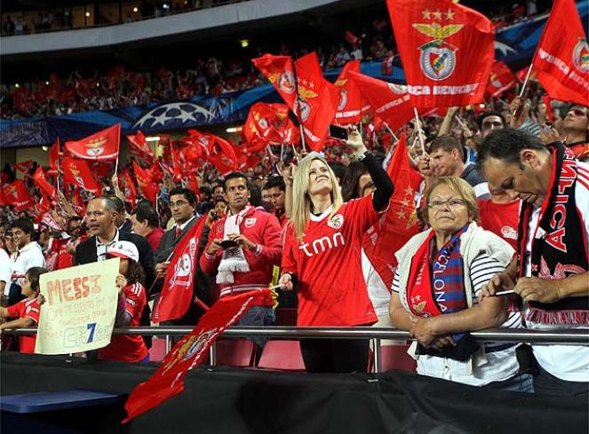 Khán giả ủng hộ đội chủ nhà hết mình. Khán giả ủng hộ đội chủ nhà hết mình.