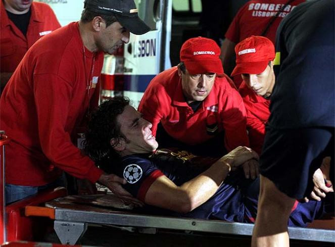 Puyol rất đau đớn với chấn thương của anh. Puyol rất đau đớn với chấn thương của anh.