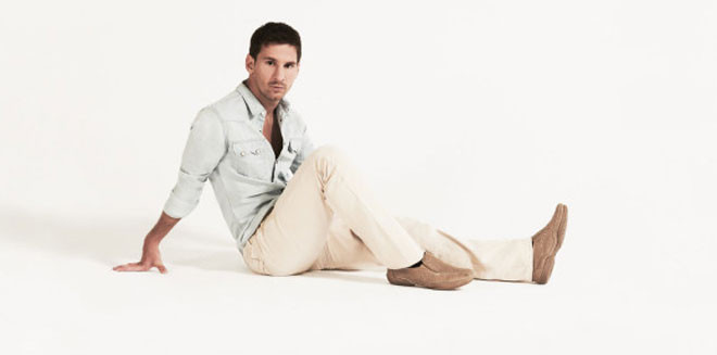 Messi diễn thời trang chẳng khác nào một người mẫu chuyên nghiệp. Messi diễn thời trang chẳng khác nào một người mẫu chuyên nghiệp.