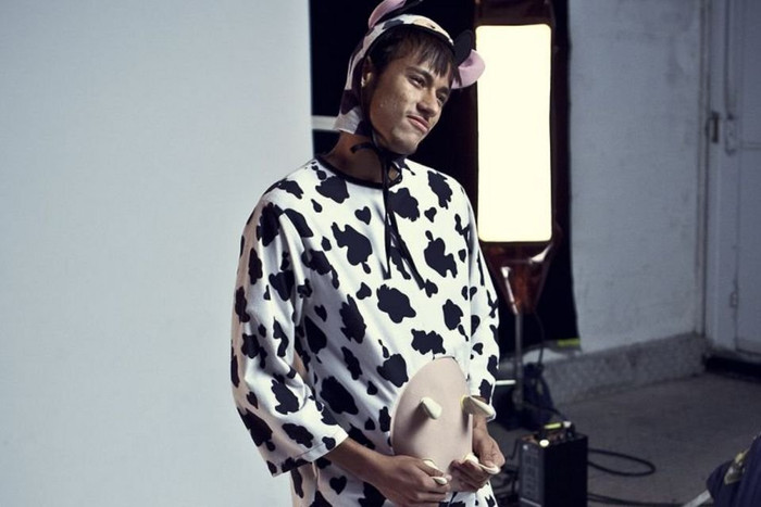 Neymar hóa thân thành bò sữa. Neymar hóa thân thành bò sữa.