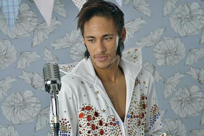 Neymar cũng rất giỏi ca hát. Neymar cũng rất giỏi ca hát.