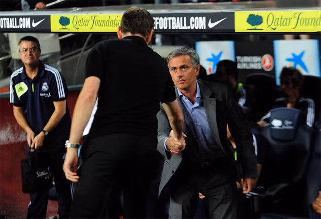 Phía sau cái bắt tay này.