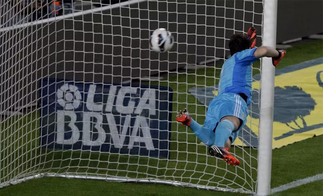 Siêu phẩm đá phạt của Messi, Casillas lần thứ 17 vào lưới nhặt bóng sau 20 lần giáp mặt M10.