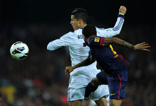 Hậu vệ Barca luôn theo sát Ronaldo. Hậu vệ Barca luôn theo sát Ronaldo.