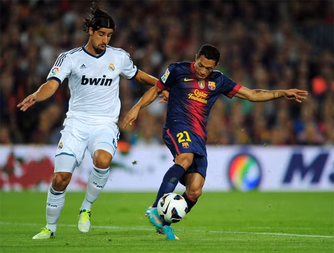 Khedira tranh cướp bóng với Adriano.
