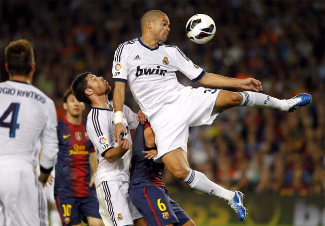 Pepe luôn thi đấu lăn xả như thường lệ.