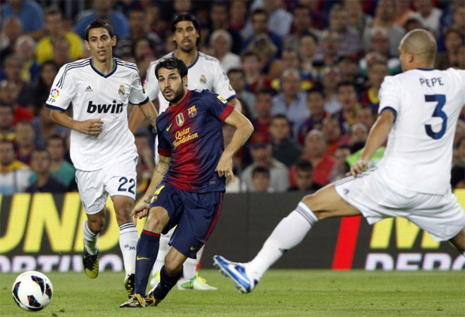 Fabregas trước vòng vây của cầu thủ Real. Fabregas trước vòng vây của cầu thủ Real.