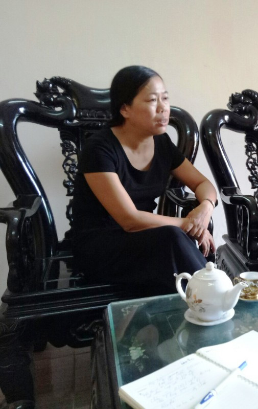 Bà Bùi Thị Liễu, Hiệu trưởng trường tiểu học Lý Nhân đang trao đổi vụ việc với phóng viên (ảnh Nhân Minh) Bà Bùi Thị Liễu, Hiệu trưởng trường tiểu học Lý Nhân đang trao đổi vụ việc với phóng viên (ảnh Nhân Minh)