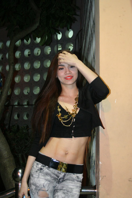 Hồ Ngọc Hà với chiếc áo lửng lơ cùng jeans bụi bặm. Chùm ảnh: Tiin Xem thêm: Sao khoe chân dài/Sao khoe vòng 1/Sao khoe vòng 3 Hồ Ngọc Hà với chiếc áo lửng lơ cùng jeans bụi bặm. Chùm ảnh: Tiin Xem thêm: Sao khoe chân dài/Sao khoe vòng 1/Sao khoe vòng 3