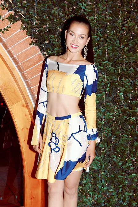 Đi đầu cho xu hướng này trong showbiz Việt, đó là người mẫu/diễn viên Anh Thư. Trở lại làng giải trí sau một thời gian dài sinh em bé, Anh Thư gây bất ngờ cho người hâm mộ bởi vẻ đẹp có phần gợi cảm, sắc sảo hơn và đặc biệt là phong cách thời trang sành điệu và vô cùng sexy của cô. Xem thêm: Sao khoe chân dài/Sao khoe vòng 1/Sao khoe vòng 3 Đi đầu cho xu hướng này trong showbiz Việt, đó là người mẫu/diễn viên Anh Thư. Trở lại làng giải trí sau một thời gian dài sinh em bé, Anh Thư gây bất ngờ cho người hâm mộ bởi vẻ đẹp có phần gợi cảm, sắc sảo hơn và đặc biệt là phong cách thời trang sành điệu và vô cùng sexy của cô. Xem thêm: Sao khoe chân dài/Sao khoe vòng 1/Sao khoe vòng 3