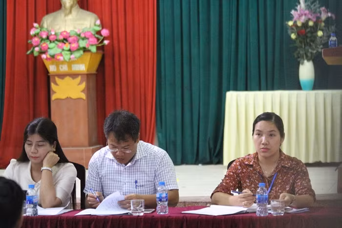 Lãnh đạo quận Hà Đông cùng các ban ngành lắng nghe ý kiến và trả lời mọi thắc của các phụ huynh. Ảnh: Nhân Minh.