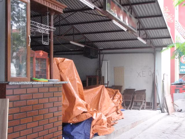 Cửa hàng trưng bày sản phẩm đóng cửa sau khi ông, bà chủ "biến mất"