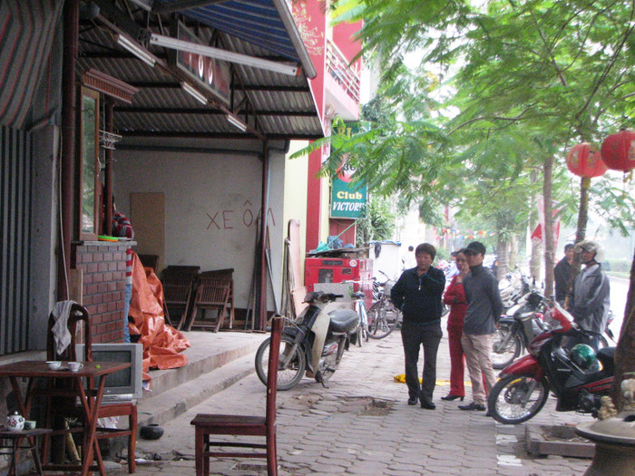 Chiều 14/12 vẫn có nhiều chủ nợ đến nghe ngóng tin tức con nợ Chiều 14/12 vẫn có nhiều chủ nợ đến nghe ngóng tin tức con nợ