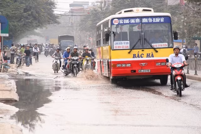 Trời không mưa cũng xuất hiện những vũng nước trên đường Minh Khai