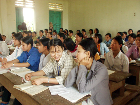 Lịch sử Việt Nam đã có không ít trường học phân theo giới tính nhưng đa số đều bị phản ứng và hiện nay rất hiếm nơi còn duy trì điều này. Lịch sử Việt Nam đã có không ít trường học phân theo giới tính nhưng đa số đều bị phản ứng và hiện nay rất hiếm nơi còn duy trì điều này.