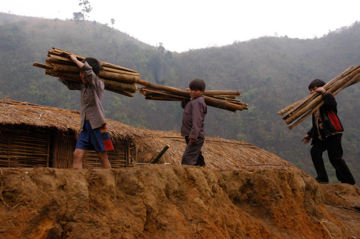 Khi học sinh thành phố đang “lo” mặc đồng phục giống học sinh Mỹ, Hàn Quốc cho hợp thời trang thì đâu đó khuất nẻo vùng cao Tây Bắc, học sinh đã qua kỳ khai giảng và đang bắt đầu gia cố lại trường, lớp.