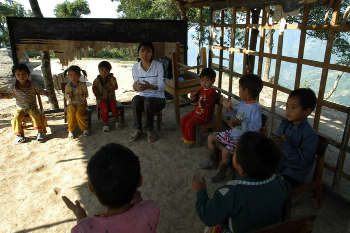 “Lớp học gió” ở cao nguyên Dào San (Lai Châu) như một ngôi nhà hoang, tan tành rách nát không thể tưởng tượng nổi.