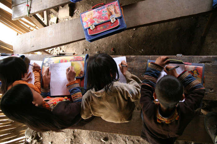 Bàn ghế tềnh toàng luôn thiếu học sinh