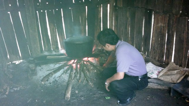 Nhà báo Trần Đăng Tuấn xuống thăm bếp ăn của các em nhỏ Nhà báo Trần Đăng Tuấn xuống thăm bếp ăn của các em nhỏ