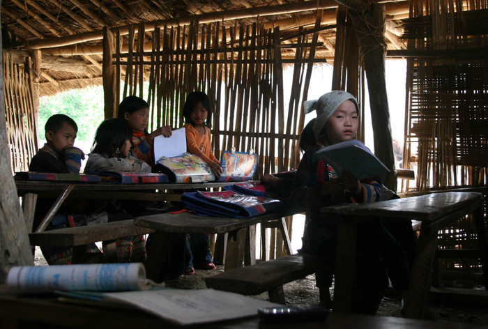 Và những chiếc cặp mới ở “lớp học gió” xã Mù Sang (Phong Thổ- Lai Châu) mới được một tổ chức từ thiện tặng như một sự trang điểm lệch lạc cho lớp học này