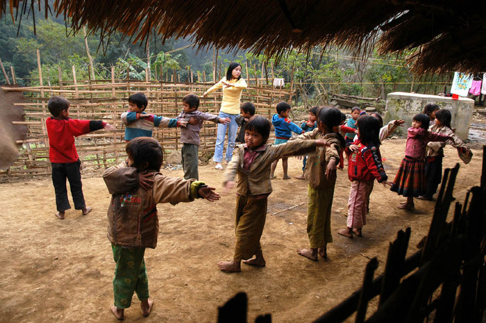 “Đồng phục” đến trường của các em học sinh của “lớp học gió” là những bộ quần áo như thế này