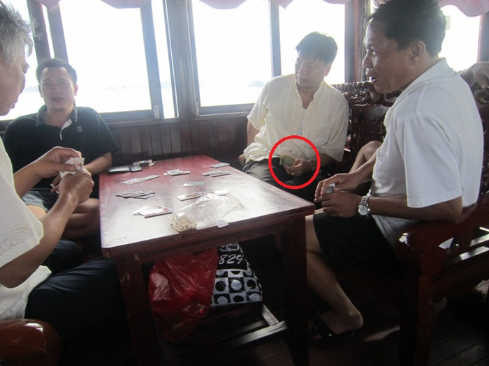 Ông Ngô Văn Tuấn, Hiệu trưởng Trường Cao đẳng Sư phạm Hưng Yên bị ghi hình trong lúc đang cầm tiền đánh bài cùng thuộc cấp. Ảnh: Bạn đọc cung cấp.