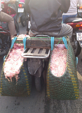 Thực phẩm bẩn trên đường. Chụp lúc 7h15' sáng 26/9/2012 tại đường Lê Trọng Tấn, quận Tân Phú, TP HCM. Ảnh: Đặng Xuân Trường