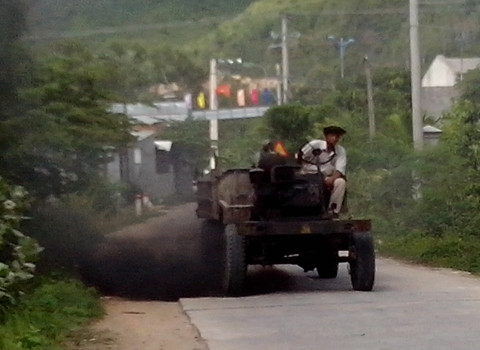 Chiếc công nông đầu ngang xả khói mù trời. Ảnh: Trần Việt Hùng
