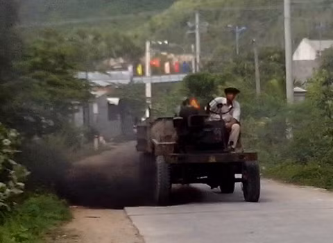Chiếc công nông đầu ngang xả khói mù trời. Ảnh: Trần Việt Hùng