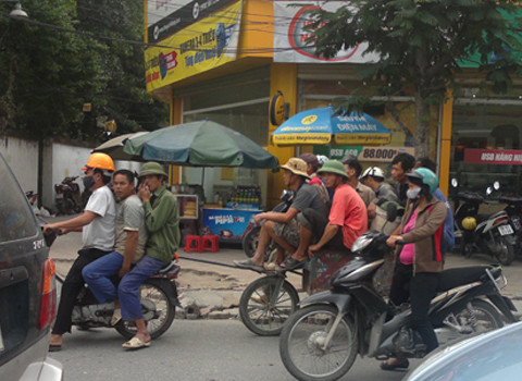Giờ tan tầm buổi trưa ngày 14/9/2012, trên đường Lê Văn Lương kéo dài (Hà Nội). Ảnh: Nguyễn Nghĩa
