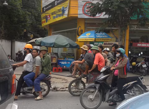 Giờ tan tầm buổi trưa ngày 14/9/2012, trên đường Lê Văn Lương kéo dài (Hà Nội). Ảnh: Nguyễn Nghĩa