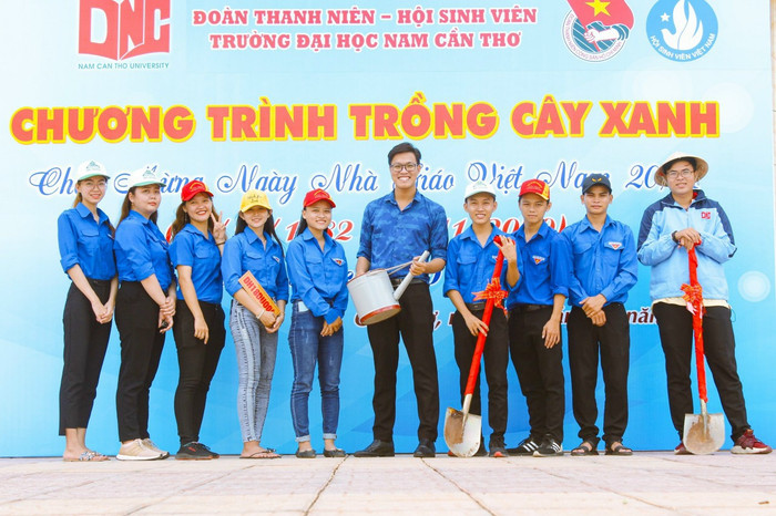 Lê Thành Nhân (đứng thứ 4 từ phải sang trái) trong Chương trình Trồng cây xanh của trường. Ảnh: Nhân vật cung cấp) Lê Thành Nhân (đứng thứ 4 từ phải sang trái) trong Chương trình Trồng cây xanh của trường. Ảnh: Nhân vật cung cấp)