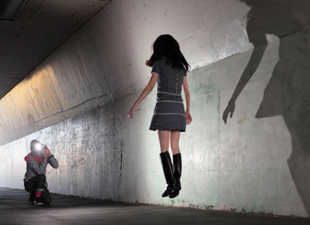 Xuất phát từ Nhật Bản, hiện trào lưu chụp hình “cô gái bay” đang được đông đảo teen Việt ưa thích, thậm chí, họ còn sáng tạo những “chiêu thức” mới rất Việt Nam. Xuất phát từ Nhật Bản, hiện trào lưu chụp hình “cô gái bay” đang được đông đảo teen Việt ưa thích, thậm chí, họ còn sáng tạo những “chiêu thức” mới rất Việt Nam.