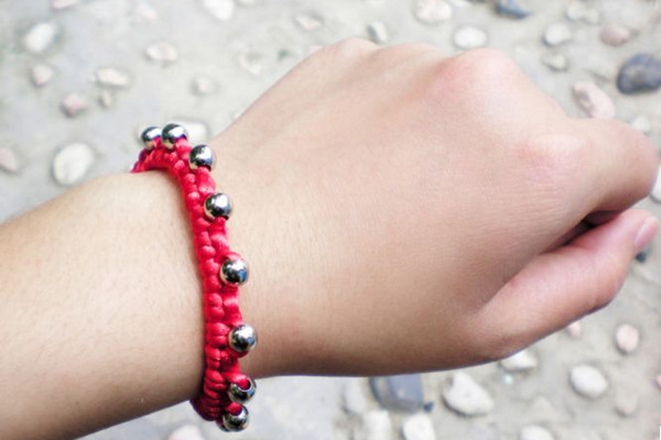 Giới trẻ thổi bùng trào lưu vòng may mắn Theo họ đó vừa là đồ trang sức vừa là "bùa" may mắn mang lại bình an, hạnh phúc.. Giới trẻ thổi bùng trào lưu vòng may mắn Theo họ đó vừa là đồ trang sức vừa là "bùa" may mắn mang lại bình an, hạnh phúc..