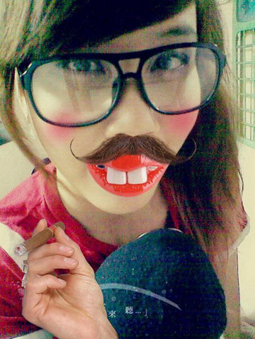 Trào lưu chụp ảnh với những tư thế kỳ cục, phá cách bỗng rộ lên trong năm nay, từ bay cho đến nằm sấp, từ trồng cây chuối đến cắt dời đầu, thân, rồi tự làm cho bản thân xấu xí... đang khiến giới trẻ "phát sốt". Trào lưu chụp ảnh với những tư thế kỳ cục, phá cách bỗng rộ lên trong năm nay, từ bay cho đến nằm sấp, từ trồng cây chuối đến cắt dời đầu, thân, rồi tự làm cho bản thân xấu xí... đang khiến giới trẻ "phát sốt".