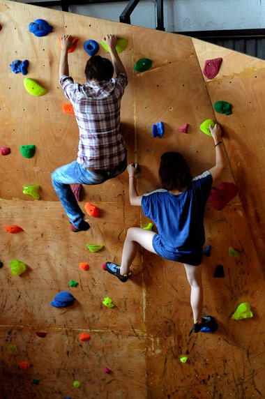 Leo núi trong nhà Người tham gia bộ môn thể nao này sẽ có dịp chinh phục những “vách núi” dựng đứng bằng cách bám vào các mấu nhựa một cách hợp lý để dịch chuyển dần lên cao. Thoạt nhìn có vẻ khá nguy hiểm, nhưng người chơi sẽ được bảo đảm an toàn với các thiết bị bảo hộ chuyên dụng. Leo núi trong nhà Người tham gia bộ môn thể nao này sẽ có dịp chinh phục những “vách núi” dựng đứng bằng cách bám vào các mấu nhựa một cách hợp lý để dịch chuyển dần lên cao. Thoạt nhìn có vẻ khá nguy hiểm, nhưng người chơi sẽ được bảo đảm an toàn với các thiết bị bảo hộ chuyên dụng.