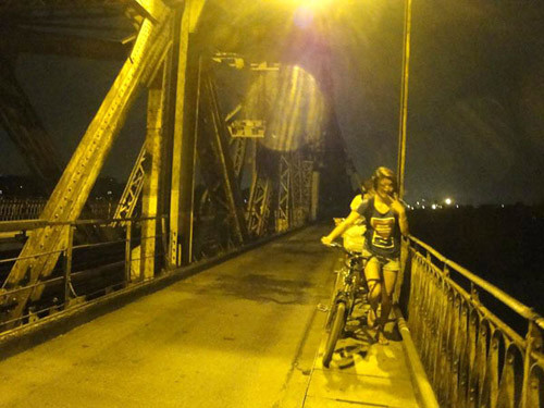 Trào lưu “phượt đêm” của giới trẻ Hà Nội Không chỉ những bạn học sinh mới thích những chuyến “hành trình xuyên màn đêm” như thế này. Dạo qua những địa điểm mà các bạn ưa thích mới thấy còn có nhiều bạn trẻ là sinh viên và kể cả người đi làm cũng có cái “thú tao nhã” này. Trào lưu “phượt đêm” của giới trẻ Hà Nội Không chỉ những bạn học sinh mới thích những chuyến “hành trình xuyên màn đêm” như thế này. Dạo qua những địa điểm mà các bạn ưa thích mới thấy còn có nhiều bạn trẻ là sinh viên và kể cả người đi làm cũng có cái “thú tao nhã” này.