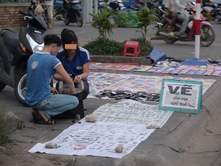 Cô gái có gương mặt rất khả ái, đang thích thú bên hình xăm vừa mới được vẽ. Cô gái có gương mặt rất khả ái, đang thích thú bên hình xăm vừa mới được vẽ.