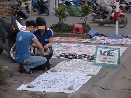 Cô gái có gương mặt rất khả ái, đang thích thú bên hình xăm vừa mới được vẽ.