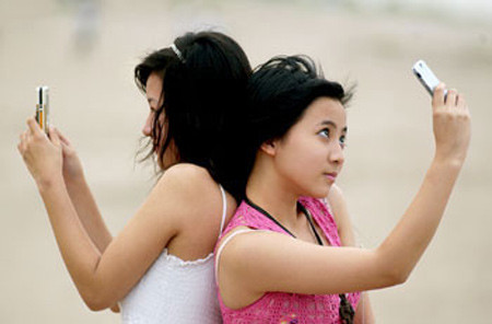 Giới trẻ và trào lưu 'tự khoe' vượt quá giới hạn Mua một chiếc máy ảnh, một điện thoại có chức năng quay phim chụp ảnh giờ đây đã trở nên dễ dàng hơn với teen. Những trang web chia sẻ ảnh xuất hiện nhiều như “nấm mọc sau mưa” cũng hỗ trợ cho teen rất nhiều trong việc đưa hình ảnh của mình đến với mọi người. Giới trẻ và trào lưu 'tự khoe' vượt quá giới hạn Mua một chiếc máy ảnh, một điện thoại có chức năng quay phim chụp ảnh giờ đây đã trở nên dễ dàng hơn với teen. Những trang web chia sẻ ảnh xuất hiện nhiều như “nấm mọc sau mưa” cũng hỗ trợ cho teen rất nhiều trong việc đưa hình ảnh của mình đến với mọi người.