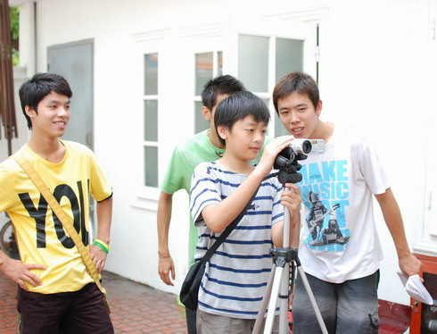 Trào lưu tự làm phim của giới trẻ Việt Hiện nay, trào lưu làm phim nghiệp dư đưa lên mạng ngày càng phổ biến trong giới trẻ Việt. Chỉ với một chiếc máy ảnh kỹ thuật số, các ‘nhà làm phim’ còn ngồi trên ghế nhà trường vẫn có thể tạo ra những thước phim không kém phần chuyên nghiệp. Trào lưu tự làm phim của giới trẻ Việt Hiện nay, trào lưu làm phim nghiệp dư đưa lên mạng ngày càng phổ biến trong giới trẻ Việt. Chỉ với một chiếc máy ảnh kỹ thuật số, các ‘nhà làm phim’ còn ngồi trên ghế nhà trường vẫn có thể tạo ra những thước phim không kém phần chuyên nghiệp.