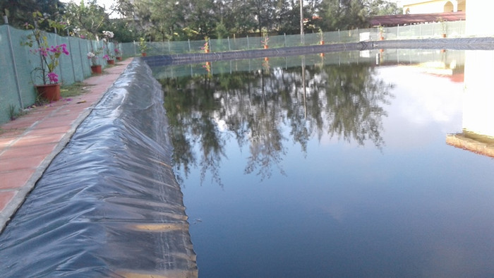 Bể bơi được đầu tư cả trăm triệu nhưng trông giống như ao cá được lót bằng bạt. Ảnh: Minh Chi. Bể bơi được đầu tư cả trăm triệu nhưng trông giống như ao cá được lót bằng bạt. Ảnh: Minh Chi.