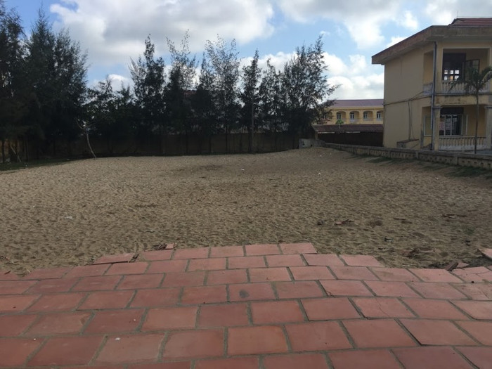 Bể bơi đã bị đập bỏ, đây là sự lãng phí do cách làm của lãnh đạo Trường tiểu học Hoằng Trường. Ảnh: Minh Chi. Bể bơi đã bị đập bỏ, đây là sự lãng phí do cách làm của lãnh đạo Trường tiểu học Hoằng Trường. Ảnh: Minh Chi.