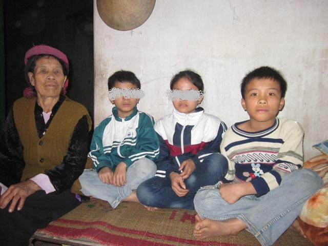 Dù ở với bà ngoại nhưng hai chị em Q. luôn sợ bố chúng đón về sống cùng Dù ở với bà ngoại nhưng hai chị em Q. luôn sợ bố chúng đón về sống cùng