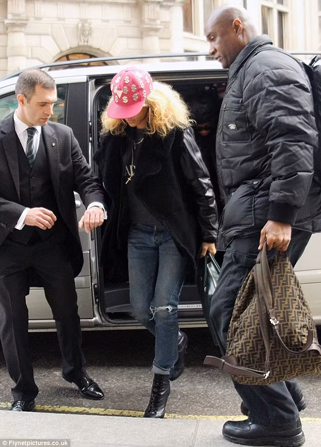 Thông tin này không phải là không có căn cứ bởi cách đây ít ngày, người ta đã bắt gặp họ lần lượt rời khỏi một phòng thu ở Hollywood. Thông tin này không phải là không có căn cứ bởi cách đây ít ngày, người ta đã bắt gặp họ lần lượt rời khỏi một phòng thu ở Hollywood.