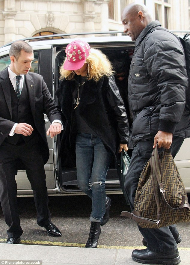 Thông tin này không phải là không có căn cứ bởi cách đây ít ngày, người ta đã bắt gặp họ lần lượt rời khỏi một phòng thu ở Hollywood. Thông tin này không phải là không có căn cứ bởi cách đây ít ngày, người ta đã bắt gặp họ lần lượt rời khỏi một phòng thu ở Hollywood.