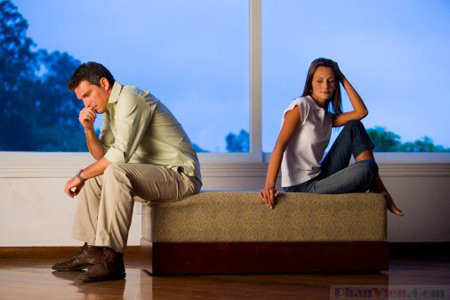 Hòa bắt đầu cuộc sống “phân thân”, đồng lương chỉ có một nhưng Hòa vừa phải đưa cho vợ, vừa tìm cách vun vén cho mẹ con Linh. (ảnh minh họa)