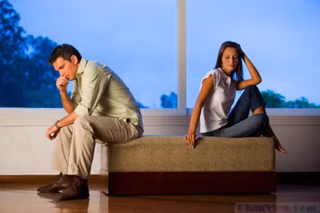 Hòa bắt đầu cuộc sống “phân thân”, đồng lương chỉ có một nhưng Hòa vừa phải đưa cho vợ, vừa tìm cách vun vén cho mẹ con Linh. (ảnh minh họa)